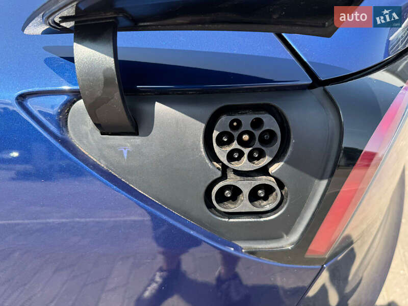 Седан Tesla Model 3 2020 в Ровно