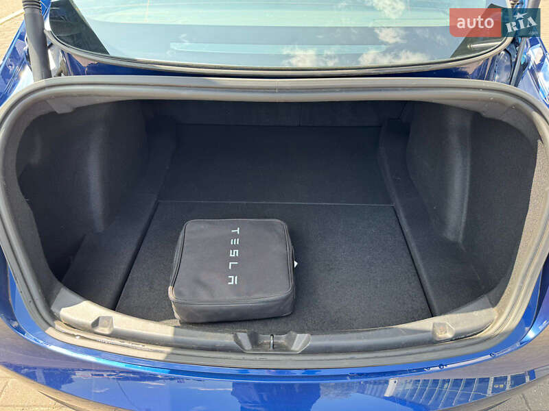 Седан Tesla Model 3 2020 в Ровно