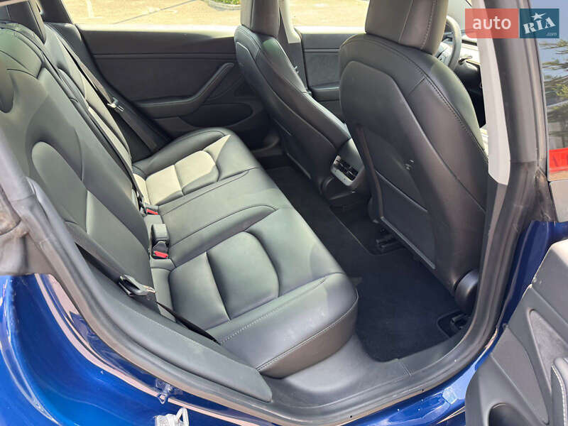 Седан Tesla Model 3 2020 в Ровно