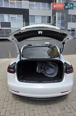 Седан Tesla Model 3 2022 в 