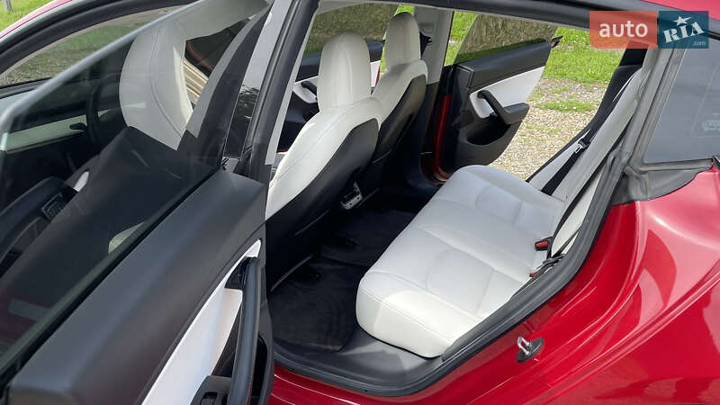 Седан Tesla Model 3 2019 в Львове