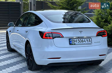 Седан Tesla Model 3 2022 в 