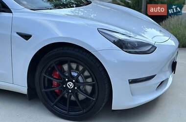 Седан Tesla Model 3 2022 в 
