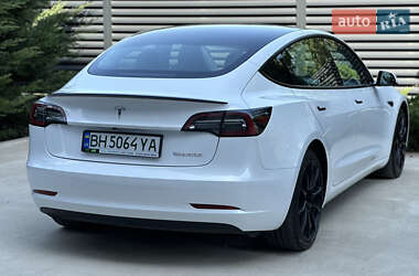 Седан Tesla Model 3 2022 в 