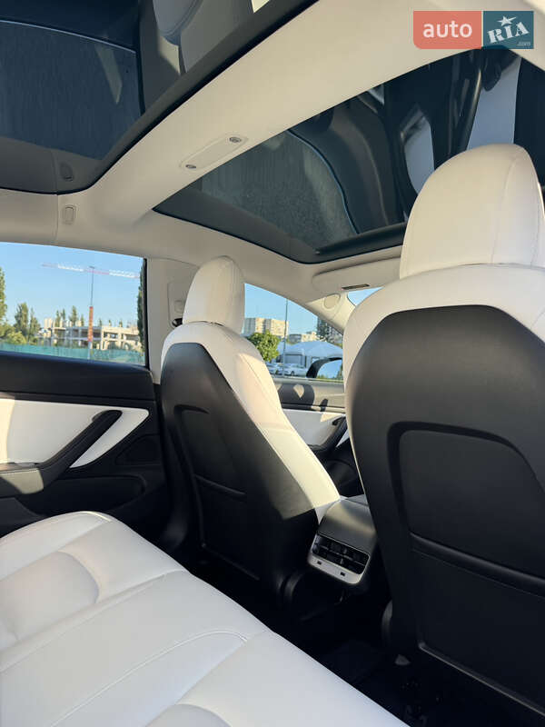 Седан Tesla Model 3 2018 в Киеве