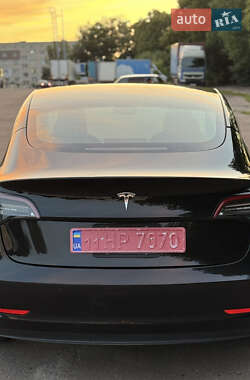 Седан Tesla Model 3 2022 в 