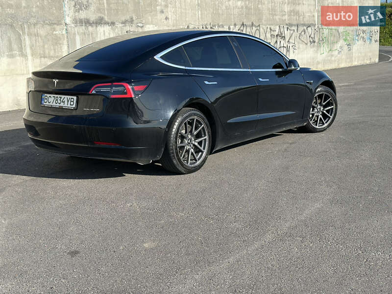 Седан Tesla Model 3 2019 в Львове