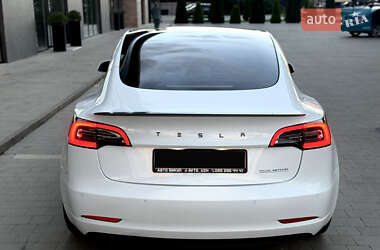 Седан Tesla Model 3 2022 в 