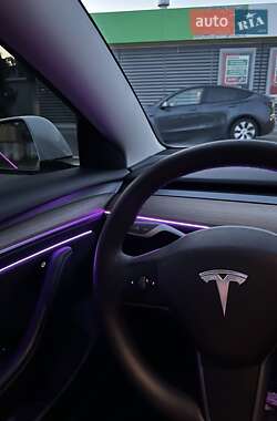 Седан Tesla Model 3 2023 в 