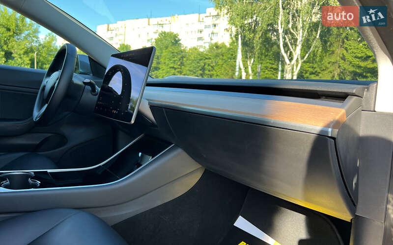 Седан Tesla Model 3 2020 в Львові