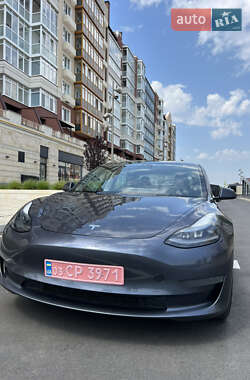 Седан Tesla Model 3 2021 в Умані
