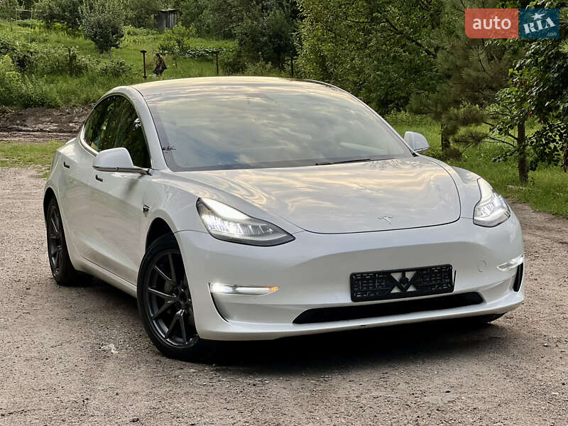 Седан Tesla Model 3 2021 в Валках