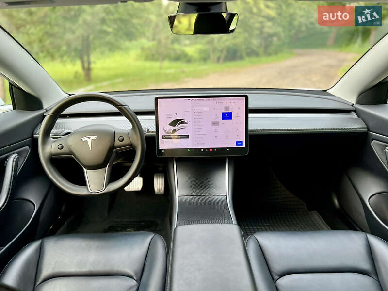 Седан Tesla Model 3 2021 в Валках
