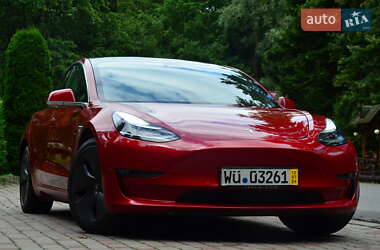 Седан Tesla Model 3 2020 в 