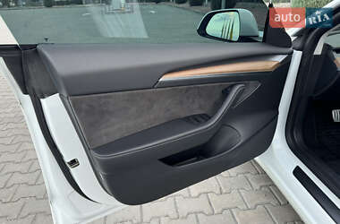 Седан Tesla Model 3 2022 в 