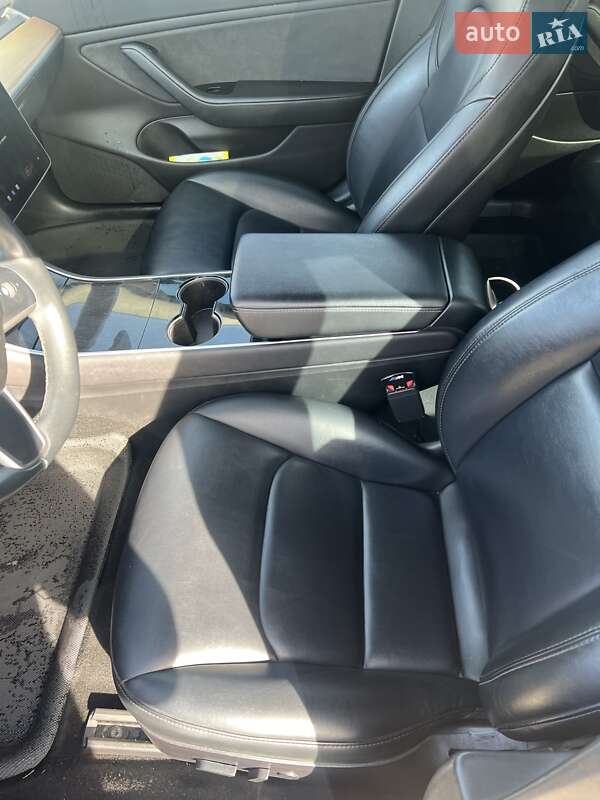 Седан Tesla Model 3 2019 в Чернівцях