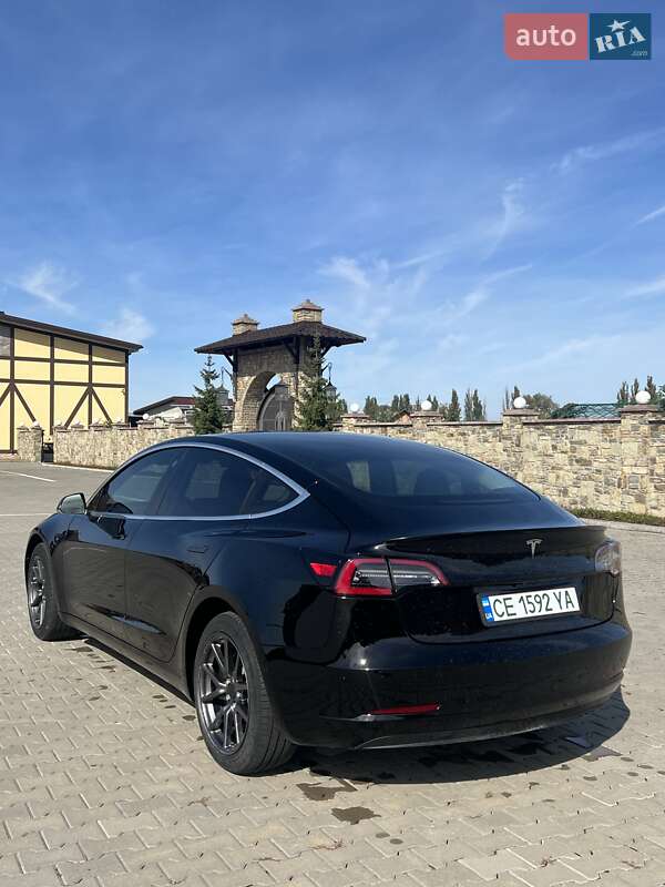 Седан Tesla Model 3 2019 в Чернівцях