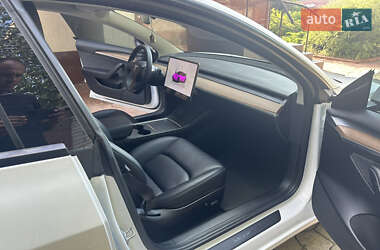 Седан Tesla Model 3 2022 в 