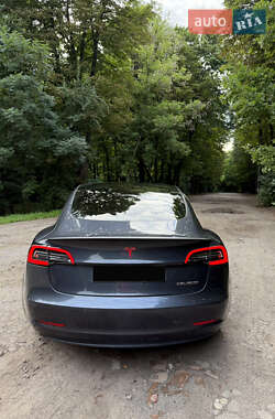 Седан Tesla Model 3 2021 в 
