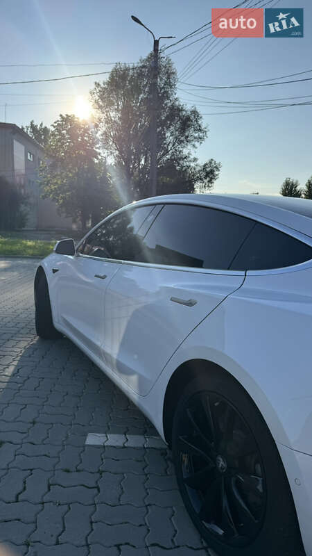 Седан Tesla Model 3 2020 в Ивано-Франковске