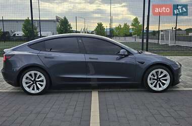 Седан Tesla Model 3 2022 в 