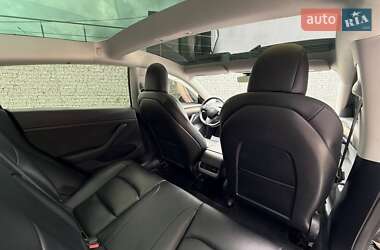 Седан Tesla Model 3 2022 в 
