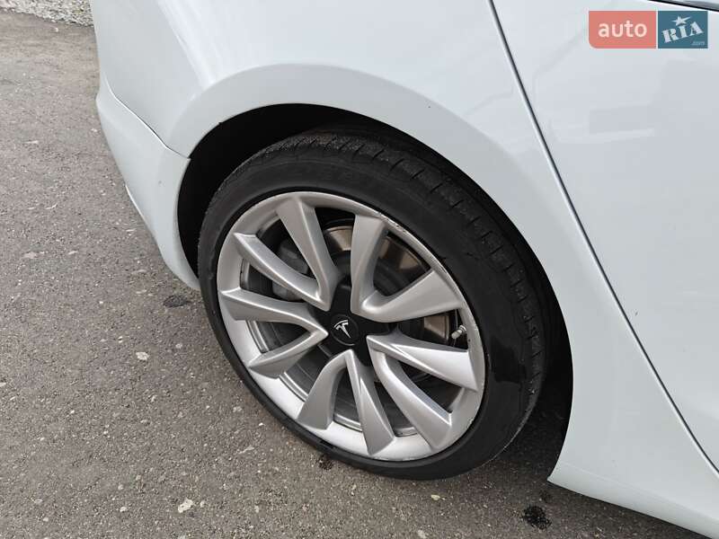 Седан Tesla Model 3 2019 в Броварах