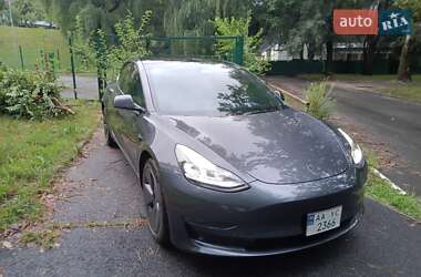 Седан Tesla Model 3 2023 в 