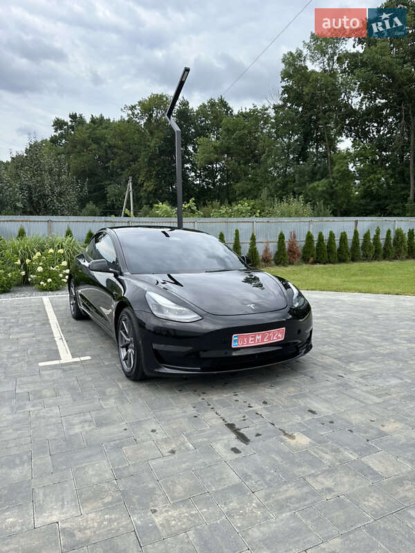 Седан Tesla Model 3 2022 в 