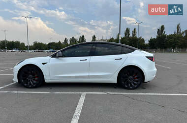 Седан Tesla Model 3 2022 в 