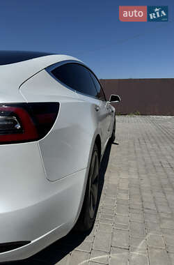 Седан Tesla Model 3 2020 в 