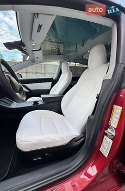 Седан Tesla Model 3 2021 в 