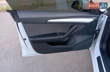 Седан Tesla Model 3 2022 в 