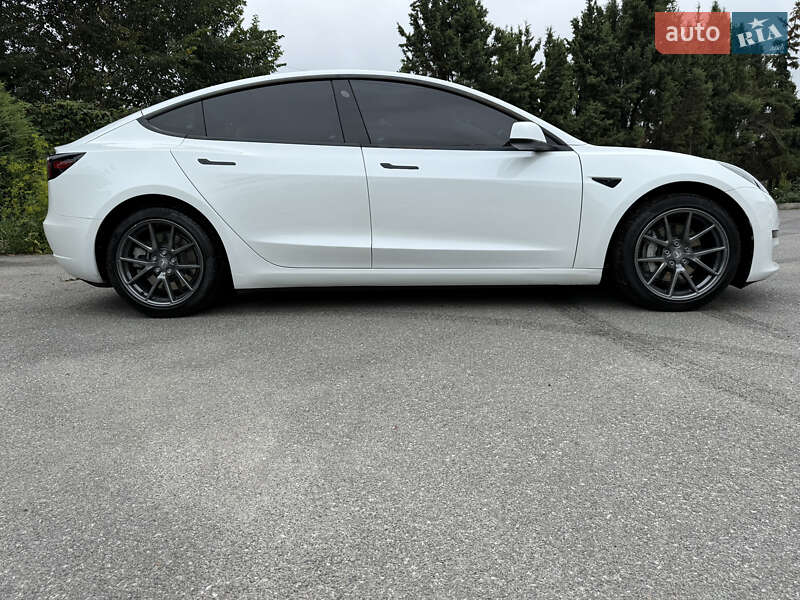 Седан Tesla Model 3 2021 в Ніжині