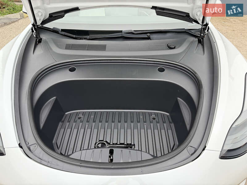 Седан Tesla Model 3 2021 в Ніжині