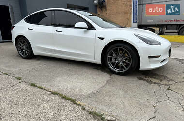 Седан Tesla Model 3 2021 в 