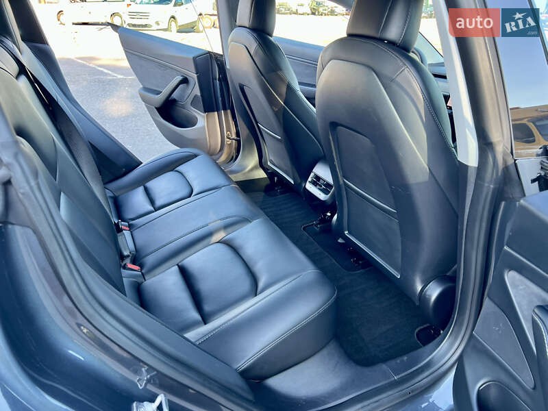 Седан Tesla Model 3 2020 в Ровно