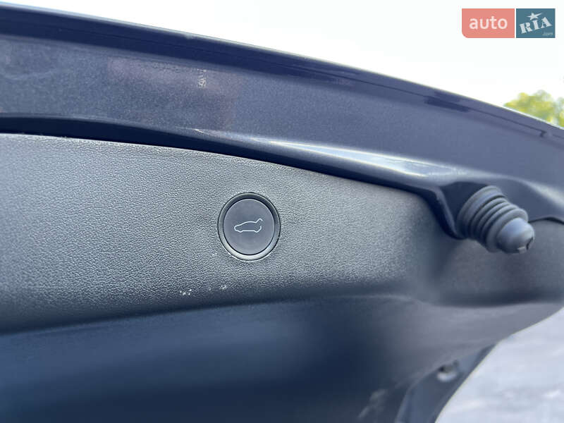Седан Tesla Model 3 2020 в Ровно