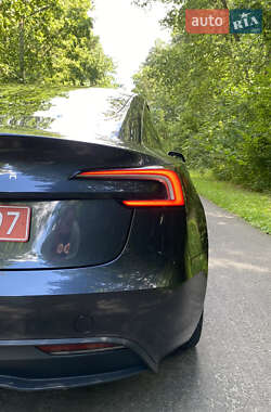 Седан Tesla Model 3 2024 в 