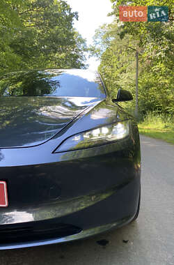 Седан Tesla Model 3 2024 в 