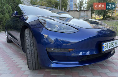 Седан Tesla Model 3 2022 в 