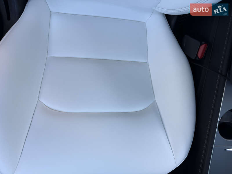Седан Tesla Model 3 2022 в Днепре