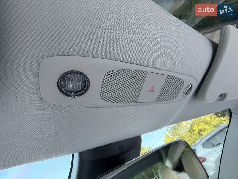 Седан Tesla Model 3 2022 в Днепре