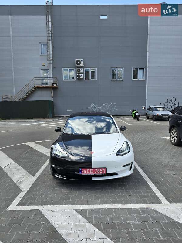 Седан Tesla Model 3 2018 в Львові
