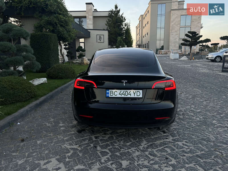 Седан Tesla Model 3 2018 в Львові
