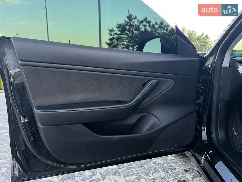 Седан Tesla Model 3 2018 в Львові