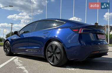 Седан Tesla Model 3 2024 в 