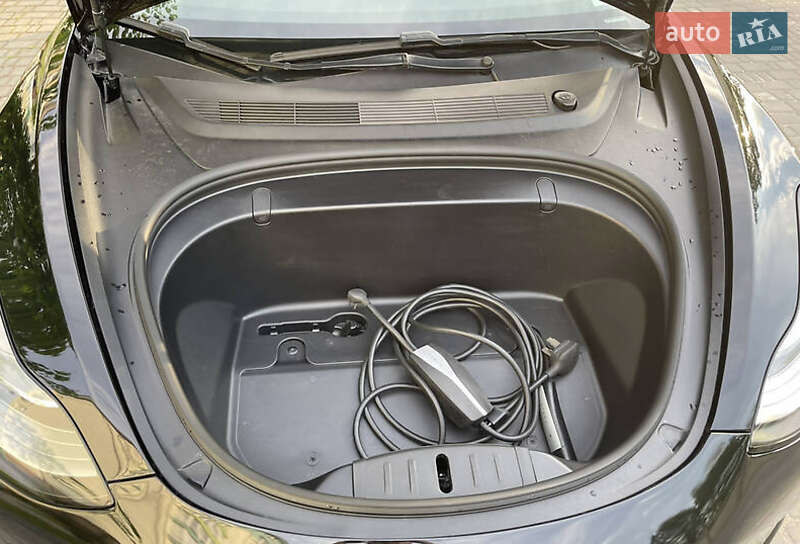 Седан Tesla Model 3 2019 в Ивано-Франковске
