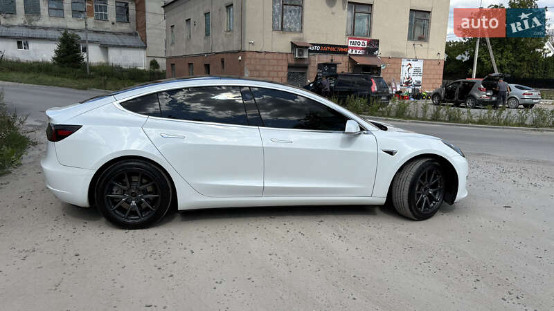Седан Tesla Model 3 2018 в Львові