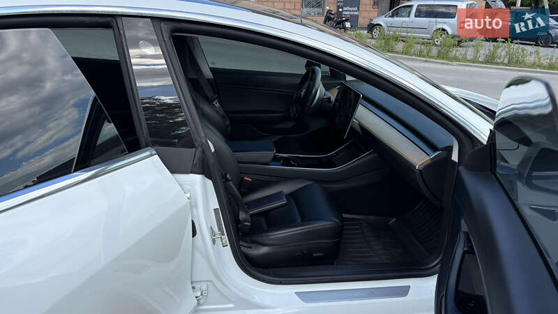 Седан Tesla Model 3 2018 в Львові